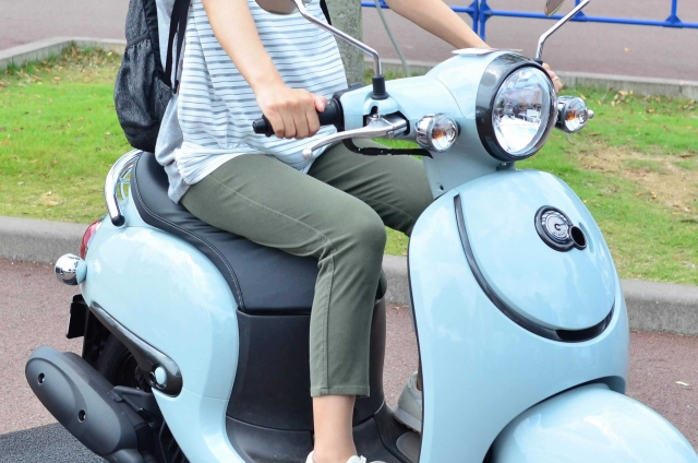 スクーターに乗る女性